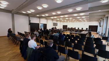 Raub und Körperverletzung: KSC-Fans in Nürnberg vor Gericht
| Bild: BR