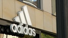 Das Adidas Logo. | Bild: BR