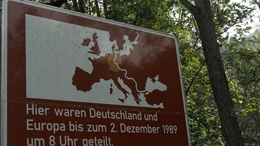 Das Schild verweißt auf die alte Grenze zwischen Ost- und Westdeutschland. Viele soziale Gefälle sind immernoch erkenntlich. | Bild: BR