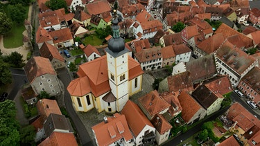 Mainbernheim von der Luft aus. | Bild: BR