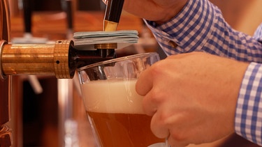 Bier wrd vom Zapfhahn abgezapft. | Bild: BR