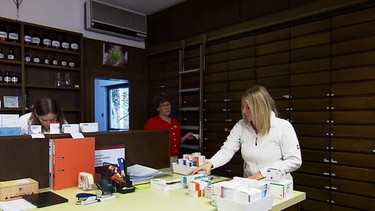 Mitarbeiterinnen einer Apotheke bei der Arbeit. | Bild: BR-Studio Franken