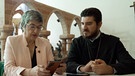 Zwei Mitglieder der armenischen Gemeinde Nürnberg reden. | Bild: BR