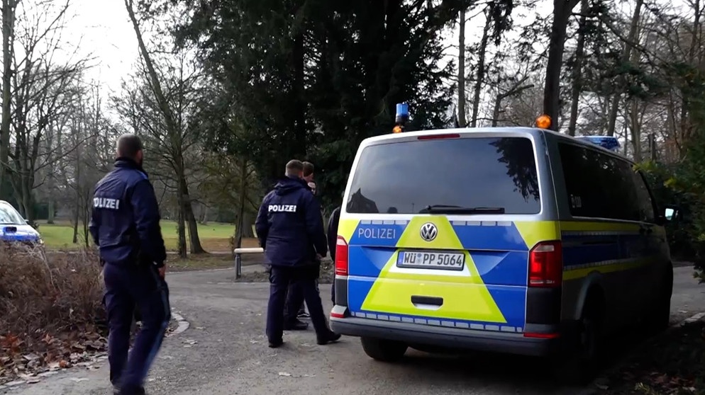 Die Polizei in Aschaffenburg nach dem Messerangriff. | Bild: BR