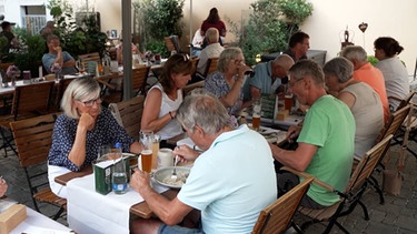 Gefüllter Biergarten in Oberfranken. | Bild: BR