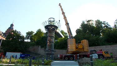 Der Aufzug-Turm am Schlossufer in Aschaffenburg. | Bild: BR