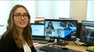 Auszubildende Clara-Elisa Pfab im Büro. | Bild: BR