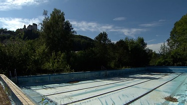 Das leere Becken vom emaligen Freibad Egloffstein. | Bild: BR