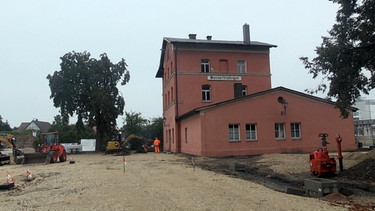 Der Bahnhof in Wassertrüdingen mit einer Baustelle nebendran. | Bild: BR