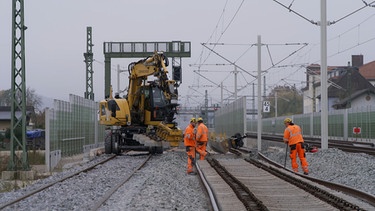 Bauarbeiten auf der Bahnstrecke bei Bamberg. | Bild: BR