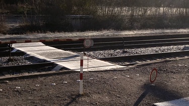 Der nicht barrierefreie Bahnhof in Geroldshausen. Hier müssen die Menschen über die Gleise gehen. | Bild: BR