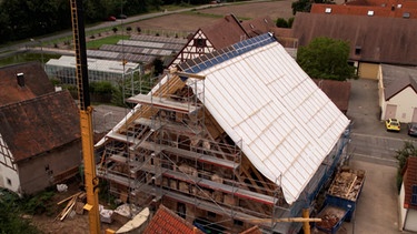 Altes, eingerüstetes Bauernhaus | Bild: BR