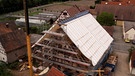 Altes, eingerüstetes Bauernhaus | Bild: BR