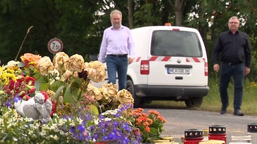Unfallort Baumkurve mit Blumen und Kerzen im Landkreis Neustadt/Aisch-Bad Windsheim. | Bild: BR