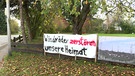 Ein Banner um gegen neue Standorte für Windräder zu demonstrieren. | Bild: BR