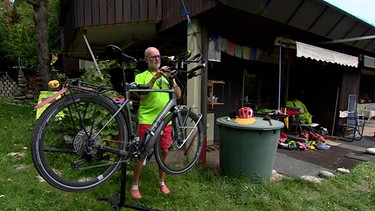 Jörg Richter schraubt an seinem Fahrrad. | Bild: BR