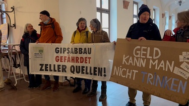 Protestierende gegen das Bergwerk in Würzburg. | Bild: BR