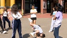 Schülerinnen und Schüler führen einstudierten Breakdance-Tanz vor. | Bild: BR-Studio Franken