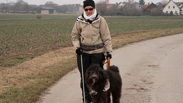 Karin Lenz und ihr Blindenhund sind unterwegs. | Bild: BR