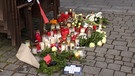 Trauerstelle vor dem Blumenladen in Lichtenfels. | Bild: BR