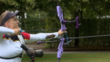 Charline Schwarz beim Bogenschießen. | Bild: BR