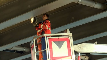 Eine Kontrolle zum Zustand einer Brücke in Nürnberg. | Bild: BR