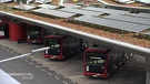 E-Busse der VAG unter einem Dach mit Solarzellen. | Bild: BR