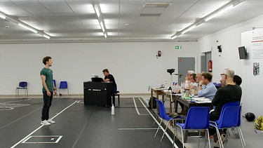 Ein Mann spricht beim Casting bei den Luisenburg-Festspielen vor. | Bild: BR