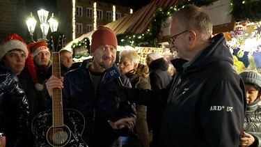 Teilnehmer der Sternstunden-Aktion des BR erzählen von der Aktion und zeigen eine Gitarre zur Versteigerung. | Bild: BR