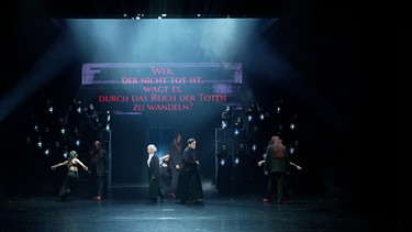 Theaterbühne bei einer Oper. | Bild: BR