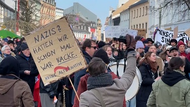 Demonstranten auf der Anti-Rechts-Demo in Nürnberg. | Bild: BR