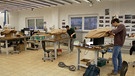 Schüler des Designschule in der Werkstatt. | Bild: BR-Studio Franken