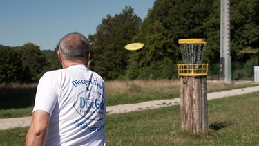 Ein Mann spiel Discgolf. | Bild: BR