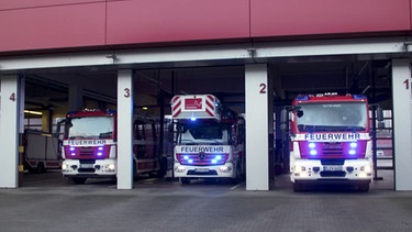 Feuerwehrautos in Feuerwehrhaus. | Bild: BR