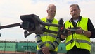 Ein Mann beim Flugtraining für den Drohnenführerschein mit einer Drohne im Vordergrund. | Bild: BR