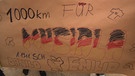 Fan-Plakat mit der Aufschrift "1000km für Musiala". | Bild: BR
