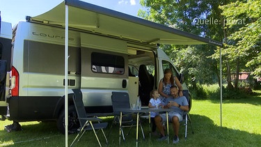 Familie Schober vor ihrem Camper-Van | Bild: BR