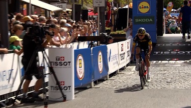 Vor dem Start der Deutschlandtour in Schweinfurt schießen noch ein paar Amateure durch die Straßen. | Bild: BR