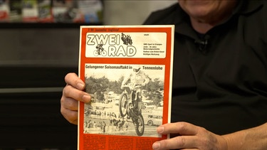 Gründer des Magazins "Zwei Rad" hält eines der ersten Exemplare in die Kamera. | Bild: BR