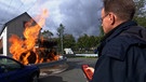 Feuerwehrmann steuert Übungsgelände der Feuerwehrschule Würzburg. | Bild: BR