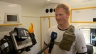 Der Feuerwehrmann Nils Thal im Rettungswagen. | Bild: BR