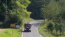 Die Freiwillige Feuerwehr Gößweinstein fährt nach Gößweinstein ein. | Bild: BR