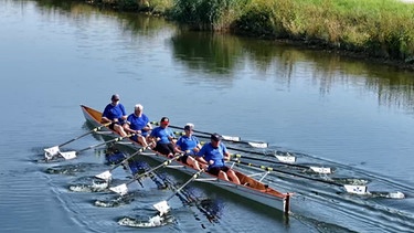 Die älteste Rudermannschaft aus Nürnberg auf dem Wasser. | Bild: BR