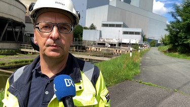 Stefan Ritter, Leiter des Nürnberger Wasserkraftwerkes, im Gespräch zur geplanten Flusswärmepumpe. | Bild: BR