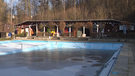 Leeres, nicht saniertes Schwimmbecken. | Bild: BR