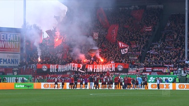 Der 1. FC Nürnberg feiert vor seinen Fans im Stadion. | Bild: BR