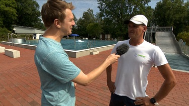 BR-Korrespondent Daniel Peter im Gespräch mit Bademeister Stefan Treiber. | Bild: BR