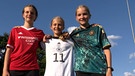 Drei Mädels in Fußballtrikots. | Bild: BR