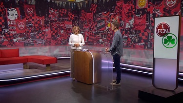 Moderatorin Julia Büchler unterhält sich mit Sportjournalist Maximilian Albrecht. | Bild: BR