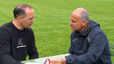 Martin Schmidt und Pero Škorić unterhalten sich über ihre Vergangenheit im Profi-Fußball und die EM. | Bild: BR